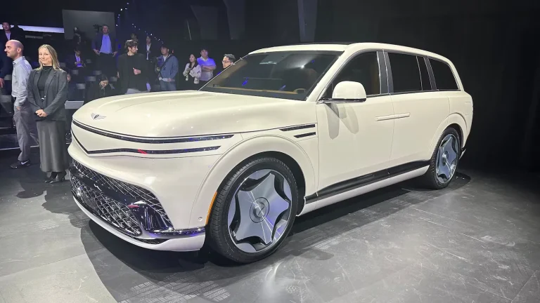 Продажи Genesis GV90 2028 модельного года в США начнутся в первом квартале 2027 года. (ДЭВИД ФИЛЛИПС / AUTOMOTIVE NEWS)