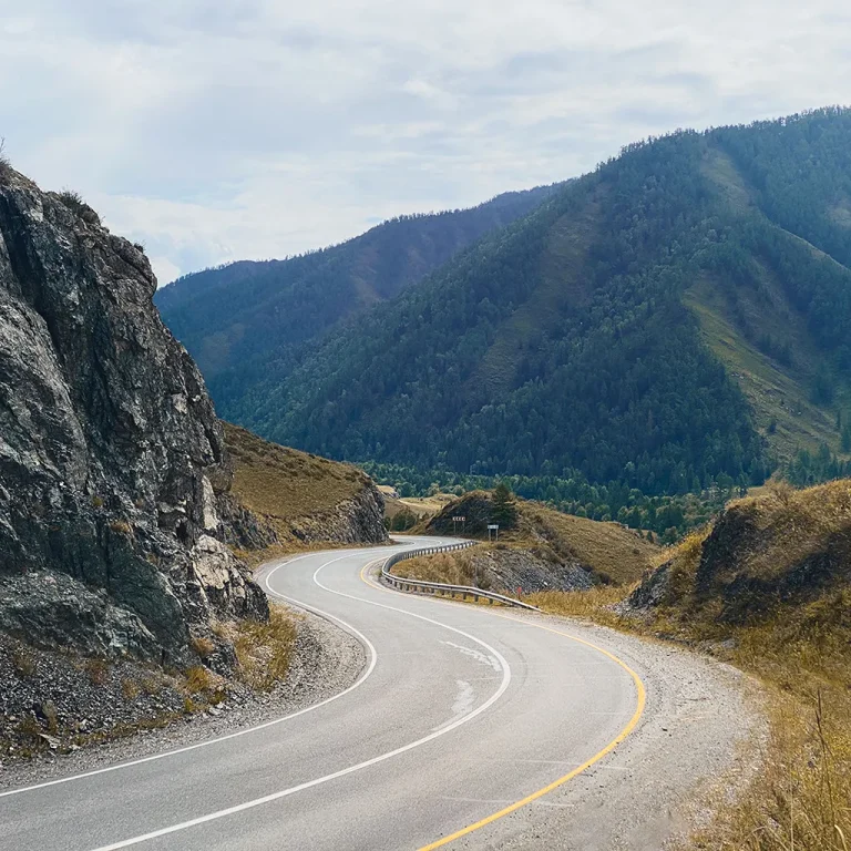 Чуйский тракт. Алтай. Фото: Alexander Popovkin/ Pexels. Лицензия: Pexels. Изменения: конвертировано в WebP, изменён размер.