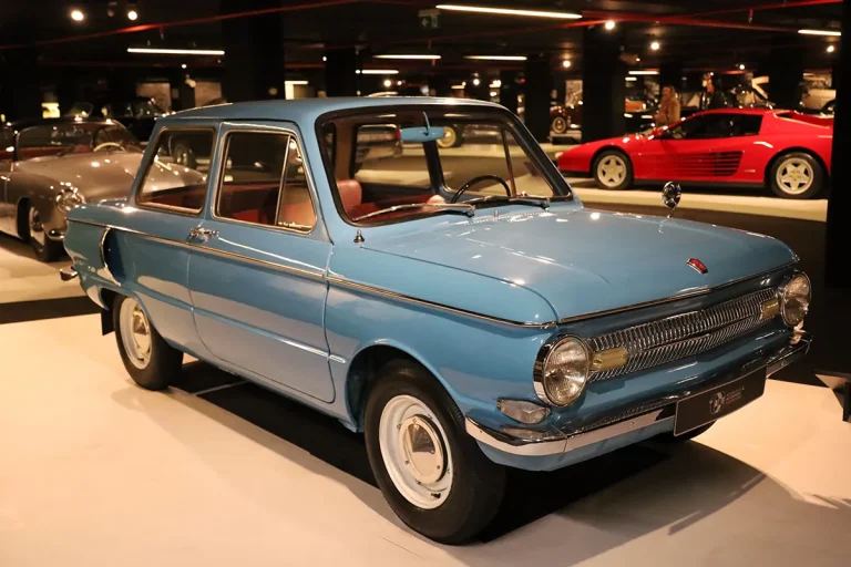 Винтажный синий ЗАЗ «Запорожец» выставлен в крытом автомобильном музее. Автор: Sefa Demirtaş (Pexels) /Изменен размер, конвертировано в Webp