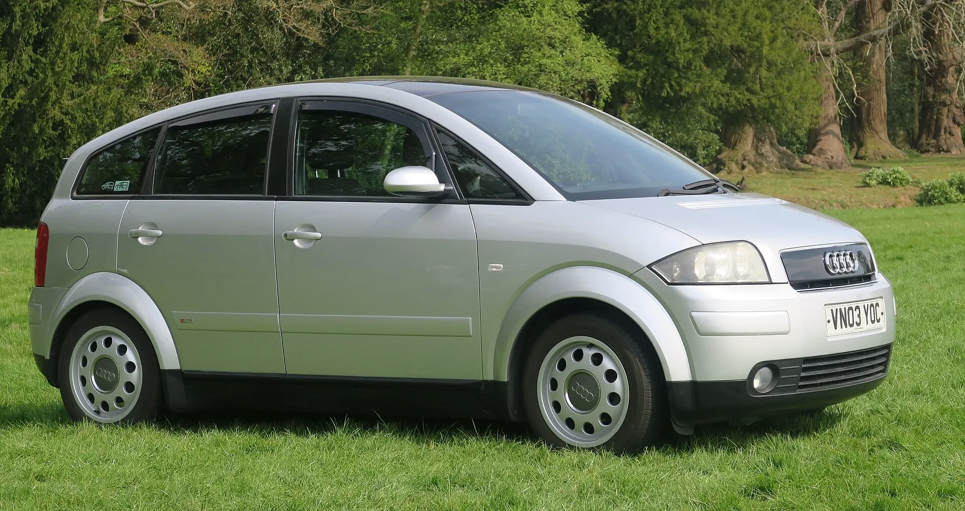 Дизельная Audi A2. Автор: Charles01 Источник: https://commons.wikimedia.org/wiki/File:Audi_A2_Diesel_1390cc_registered_April_2003_02.jpg CC-BY-SA 4.0, Конфертировано в Webp