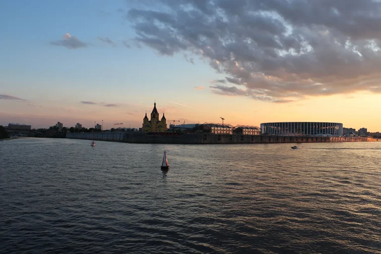 Нижний Новгород. Силуэт города на закате с рекой и лодками, запечатляющий отражение и спокойствие. Lera Mk (Pexels) Источник: https://www.pexels.com/ru-ru/photo/27402903/ Изменен размер конвертировано в Webp