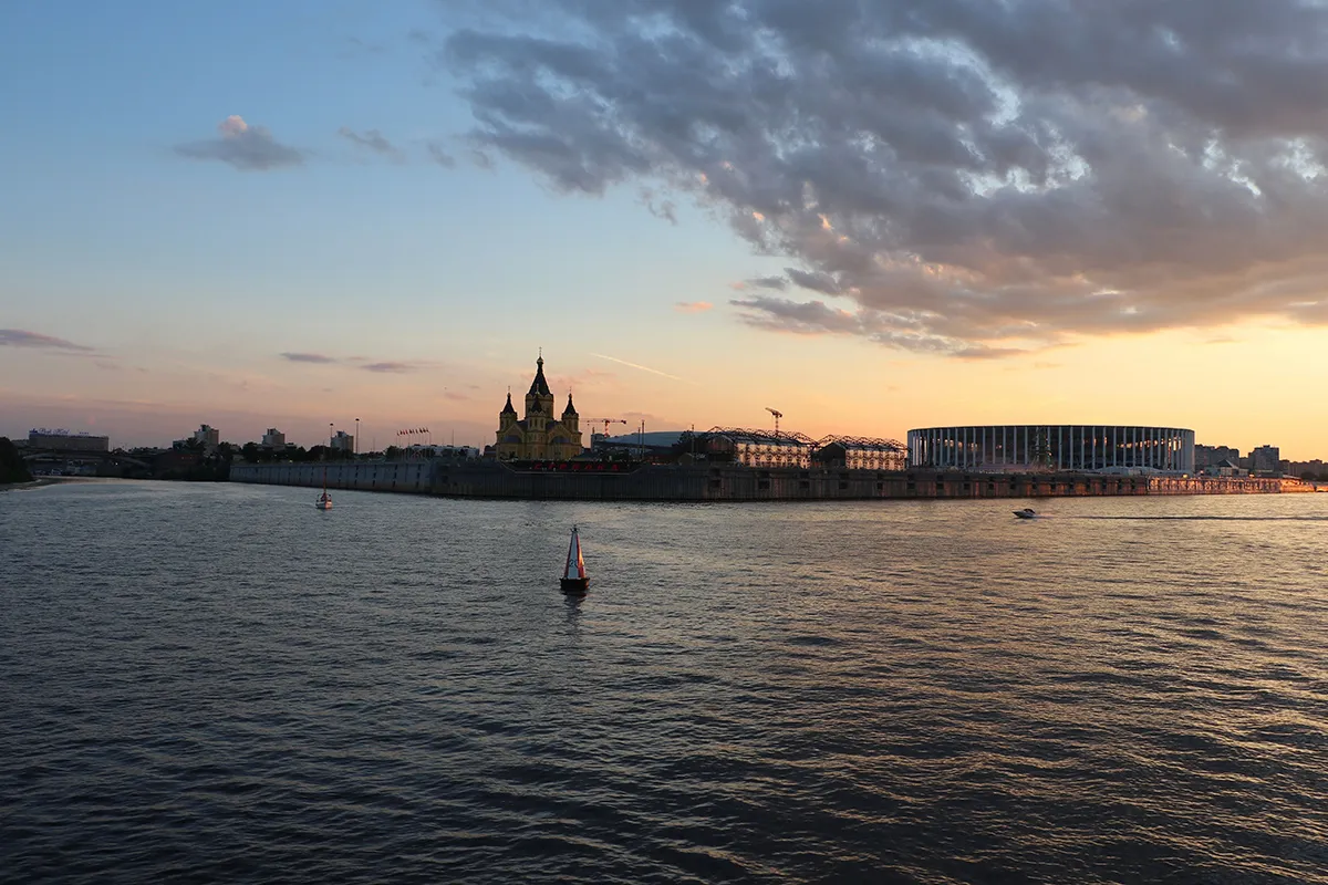Нижний Новгород. Силуэт города на закате с рекой и лодками, запечатляющий отражение и спокойствие. Lera Mk (Pexels) Источник: https://www.pexels.com/ru-ru/photo/27402903/ Изменен размер конвертировано в Webp