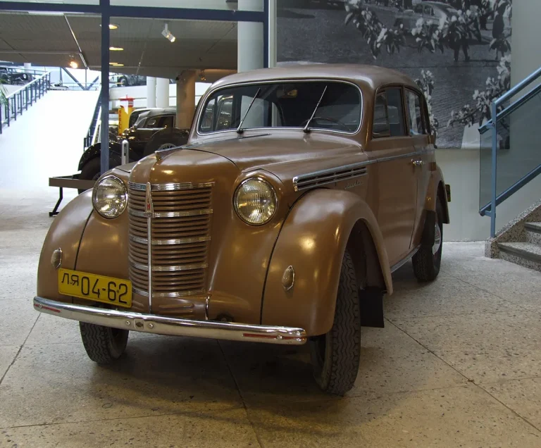 File:Moskvich 400-420 (Москвич-400-Москвич-400-420 Автор: Pudelek (Marcin Szala) Источник: https://commons.wikimedia.org/wiki/File:Moskvich_400-420_(%D0%9C%D0%BE%D1%81%D0%BA%D0%B2%D0%B8%D1%87-400-420).JPG СС-BY-SA 4.0/Изменен размер, конвертировано в Webp