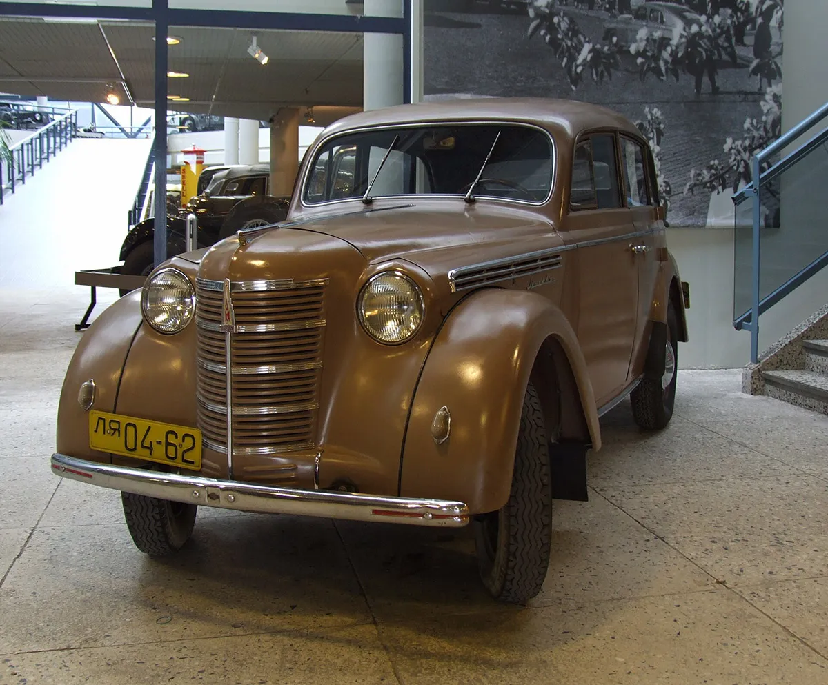 File:Moskvich 400-420 (Москвич-400-Москвич-400-420 Автор: Pudelek (Marcin Szala) Источник: https://commons.wikimedia.org/wiki/File:Moskvich_400-420_(%D0%9C%D0%BE%D1%81%D0%BA%D0%B2%D0%B8%D1%87-400-420).JPG СС-BY-SA 4.0/Изменен размер, конвертировано в Webp