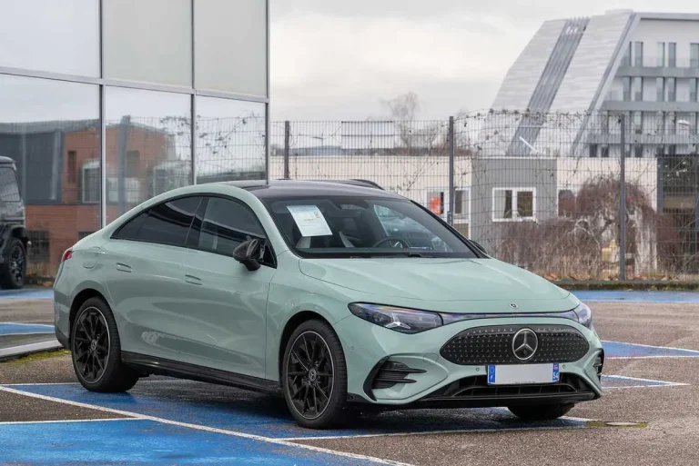 Mercedes-Benz CLA 250+ avec technologie EQ Limited Edition. Авторы: Adrian and Lucas Ensing СС-BY-SA 4.0 Конвертировано в Webp изменен размер