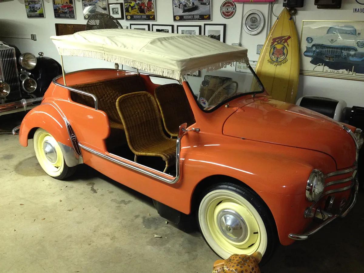 Фотография пляжного универсала Renault 4CV 1961 года, широко известного как Renault Jolly. Автор: Fiat Jolly Источник: https://it.wikipedia.org/wiki/Renault_4CV#/media/File:1961_Renault_4CV_Beach_Wagon_(Renault_Jolly).jpg CC BY-SA 3.0 /Изменен размер и конвертировано в Webp