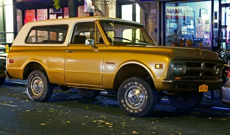 GMC Jimmy K5 первого поколения (1970–1972) на месте съёмок фильма в Верхнем Вест-Сайде, Нью-Йорк., автор Mr.choppers, 2013 год, источник: Wikimedia Commons https://commons.wikimedia.org/wiki/File:GMC_Jimmy_first_generation_hardtop,_at_night.jpg, лицензия CC BY-SA 3.0/Фото конвертировано в Webp.