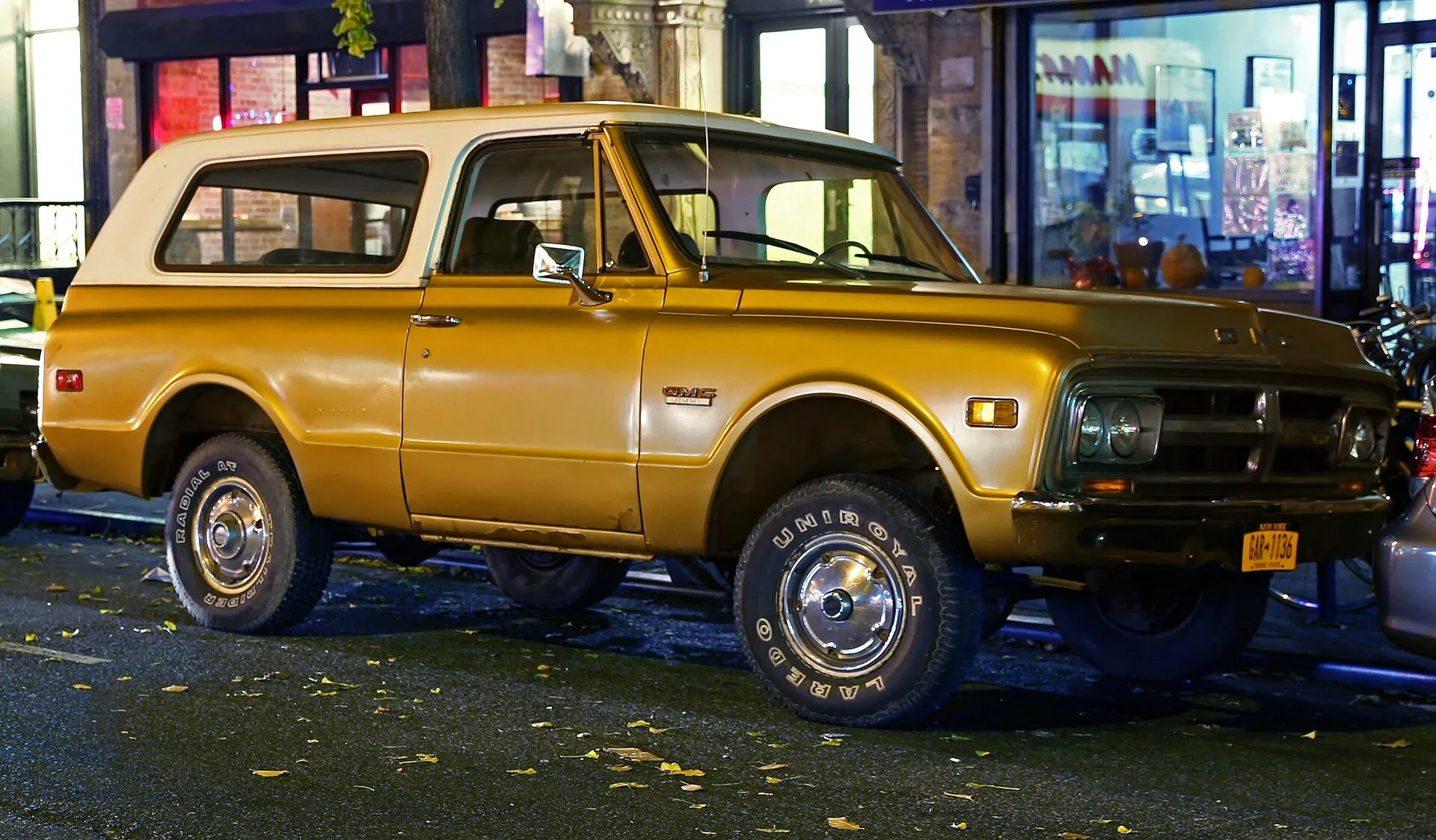 GMC Jimmy K5 первого поколения (1970–1972) на месте съёмок фильма в Верхнем Вест-Сайде, Нью-Йорк., автор Mr.choppers, 2013 год, источник: Wikimedia Commons https://commons.wikimedia.org/wiki/File:GMC_Jimmy_first_generation_hardtop,_at_night.jpg, лицензия CC BY-SA 3.0/Фото конвертировано в Webp.
