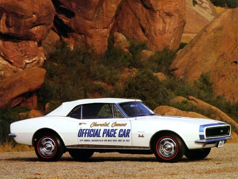 1967 Chevrolet Camaro SS 396 Convertible L78 375HP — официальный пейс-кар Инди-500, белый, вид спереди-сбоку.Фото: mashleymorgan,2009,источник: Wikimedia Commons, лицензия CC-BY-SA 2.0. Конвертировано в WebP, изменен размер.
