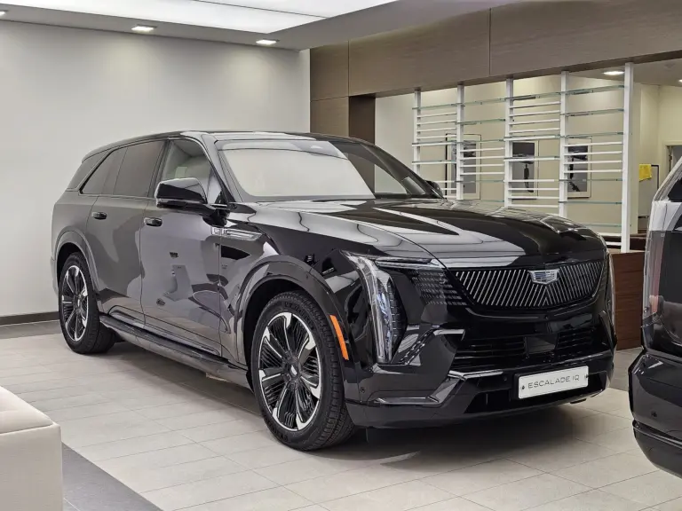 «Чёрный ворон» Cadillac Escalade IQ Premium Sport BT1YL — электрический внедорожник в дилерском центре Cadillac Каннам-Нонхён., автор Damian B Oh, 2026, источник: Wikimedia Commons, лицензия CC-BY-SA 4.0.