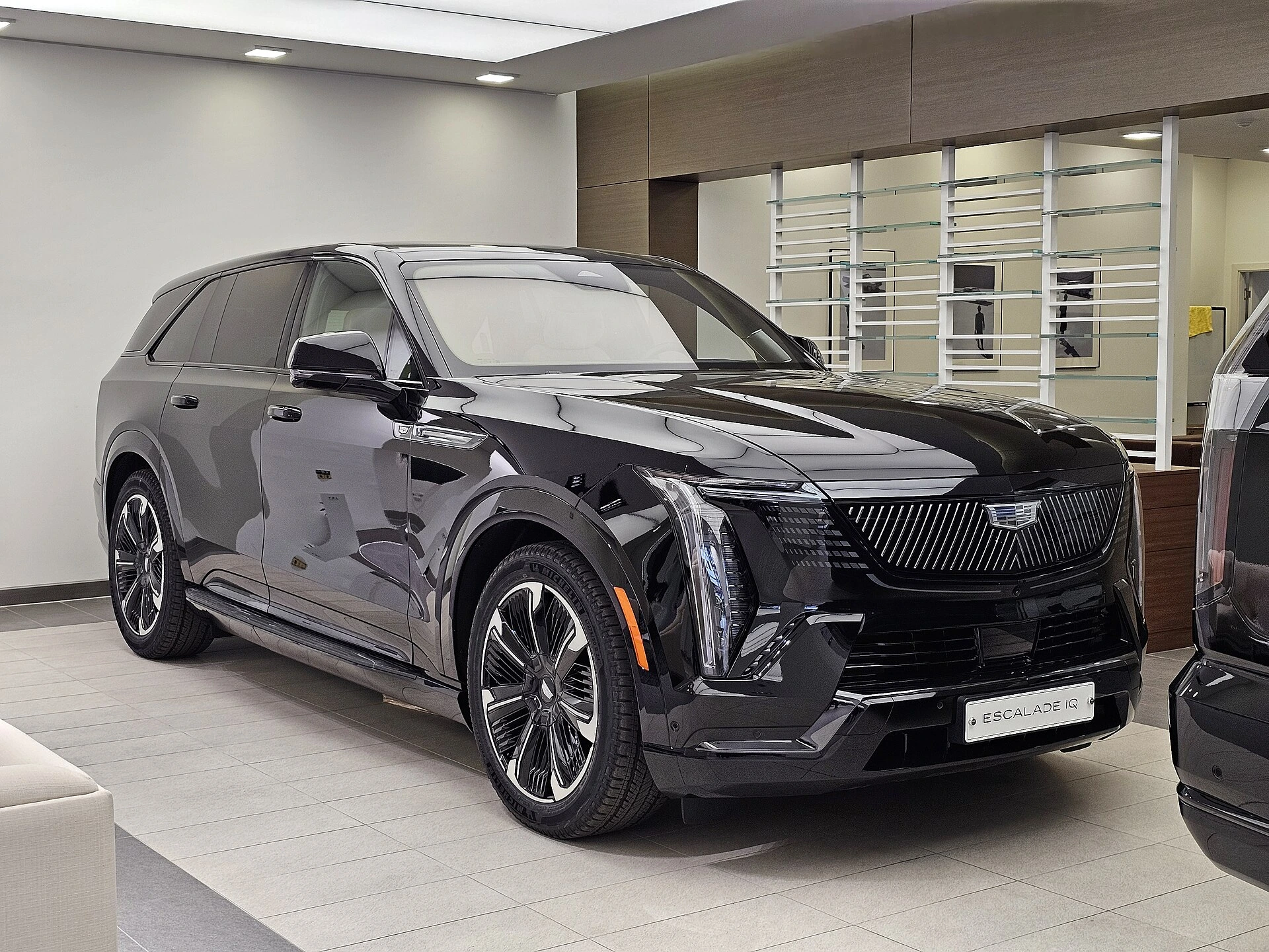 «Чёрный ворон» Cadillac Escalade IQ Premium Sport BT1YL — электрический внедорожник в дилерском центре Cadillac Каннам-Нонхён., автор Damian B Oh, 2026, источник: Wikimedia Commons, лицензия CC-BY-SA 4.0.